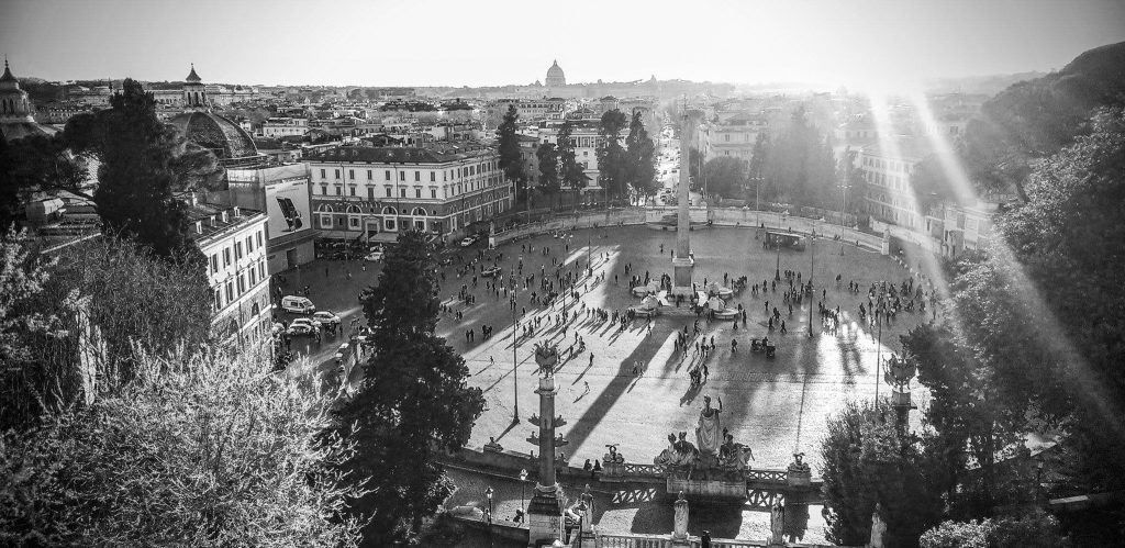 Výhľad zhora na Piazza del Popolo a Rím, čierno biela fotografia