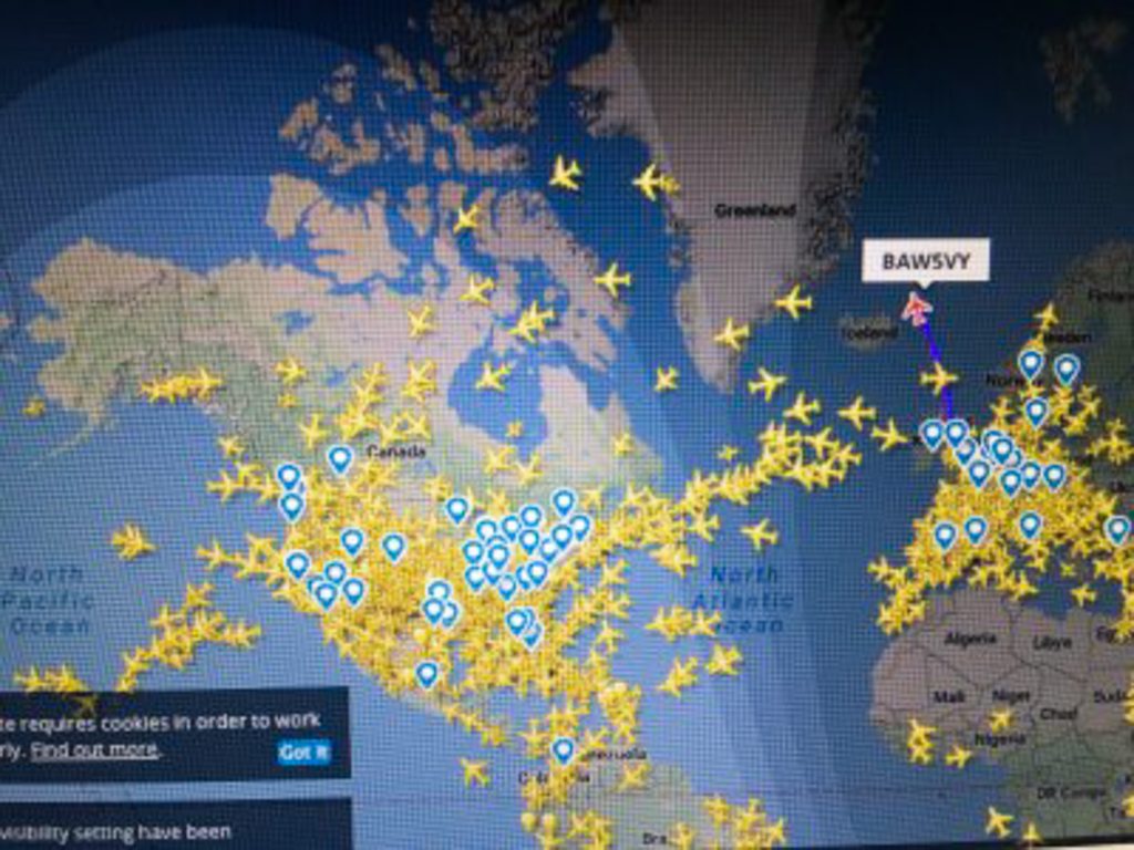 Screenshot leteckého radaru z internetu, kde vidieť rôzne lietadlá v rôznych štádiách letu medzi Európou a Severnou Amerikou.