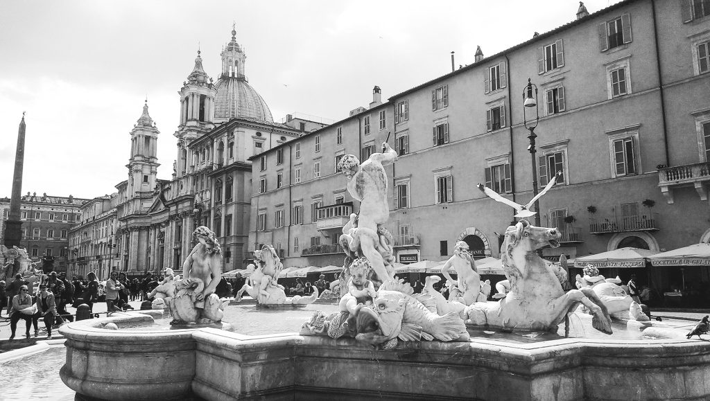 Čierno biela foto fontány na námestí Piazza Navona