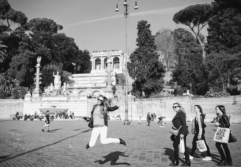 čierno biela fotografia ako vyskakujem na piazza del popolo
