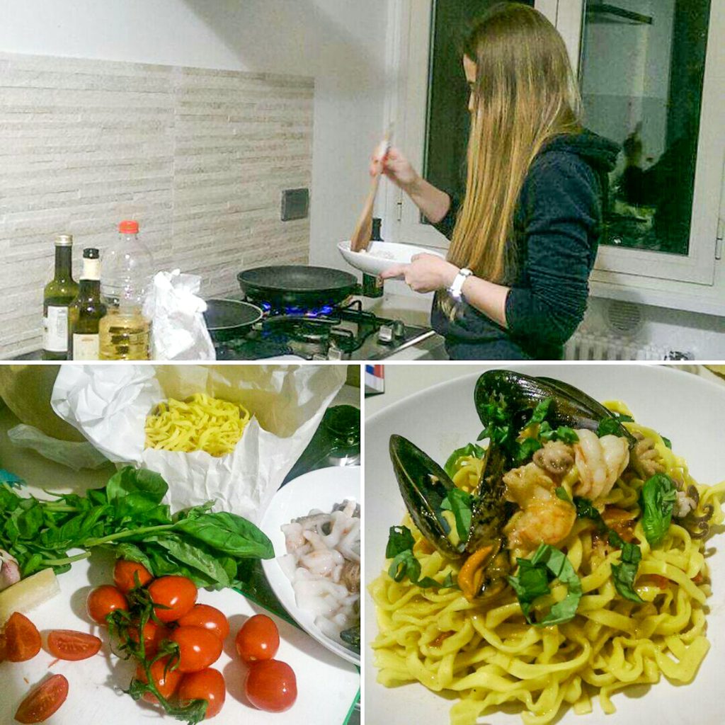 Koláž troch fotografií, na vrchnej pripravujem v kuchyni cestoviny, na spodnej ľavej sú surové ingrediencie pred prípravou (rajčiny, bazalka, morské plody a cestoviny) a na spodnej pravej fotografii sú hotové špagety s morskmi plodmi