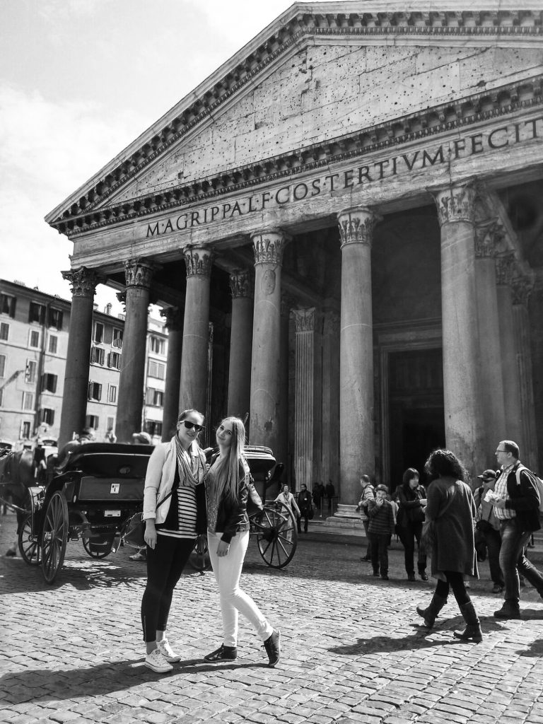Ja a Miška pred Panteónom, čierno biela foto