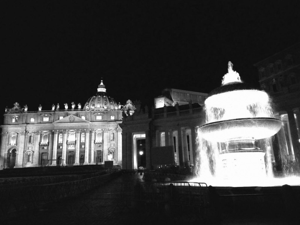Čierno biela foto Vatikánu a fontány pred ním v noci