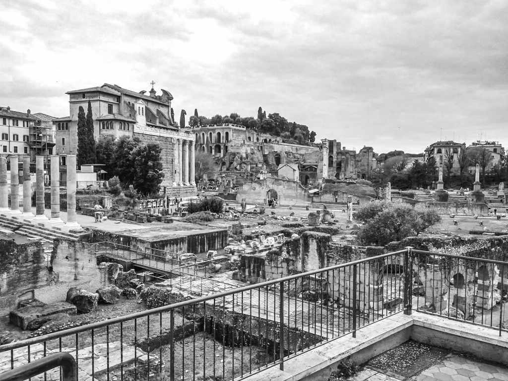Čierno biela fotografia Forum Romanum zhora