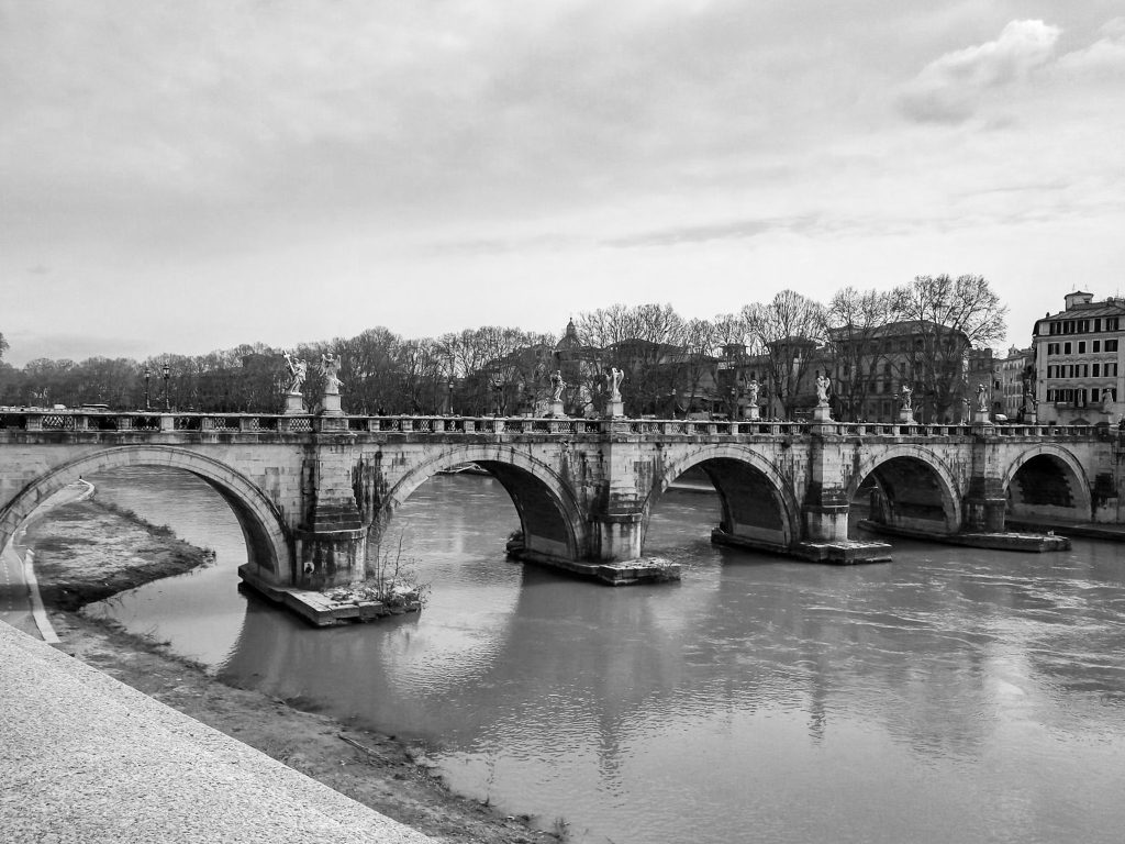Čierno biela fotografia mosta niekde v Ríme