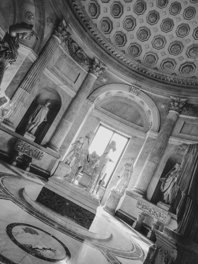 priestory Vatikánu, socha koní v okrúhlej miestnosti, čierno biela fotografia