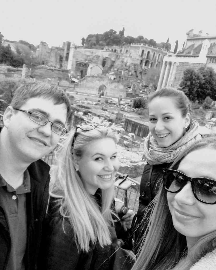 Všetci štyria si robíme čierno bielu selfie a za nami je vidieť Forum Romanum
