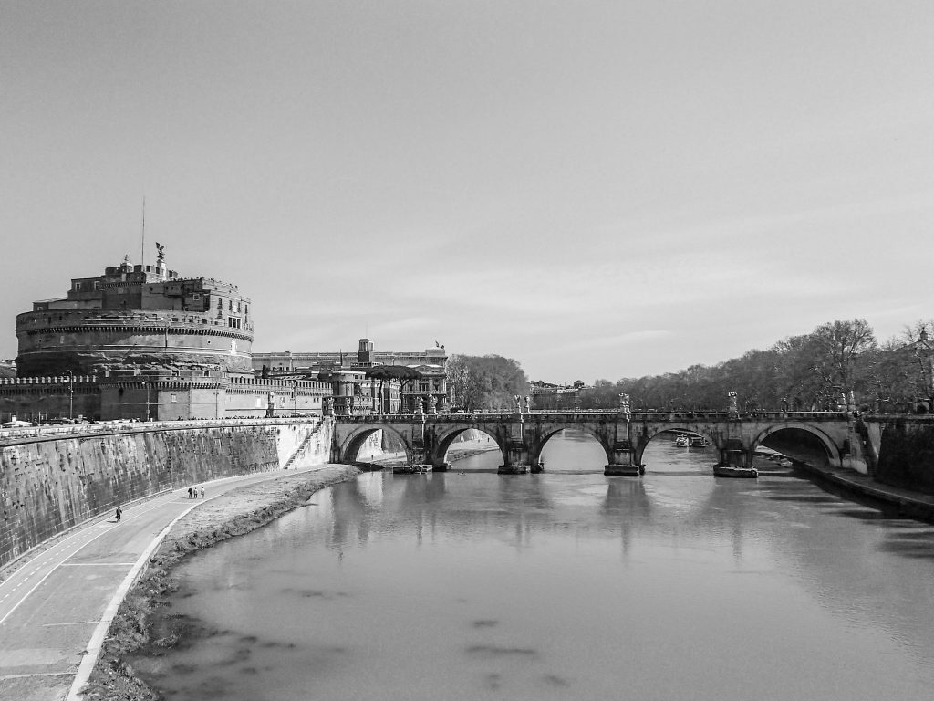 Čierno biela fotografia na most a Castel Sant Angelo