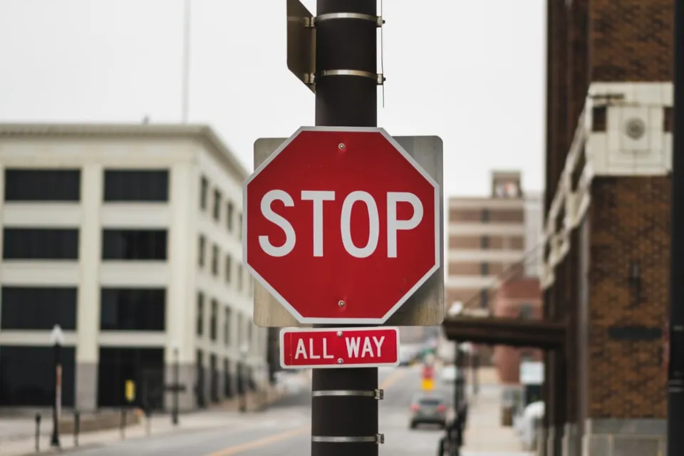 Červená značka STOP pod ktorou je menší červený nápis All way