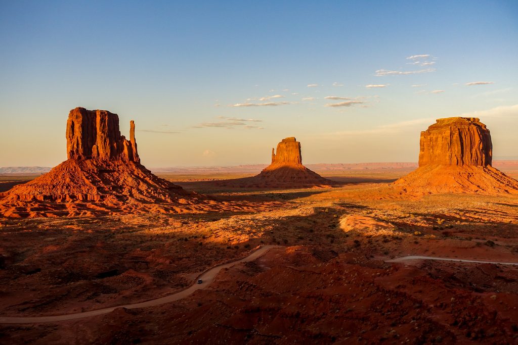 Výhľad na Monument Valley pri západe slnka