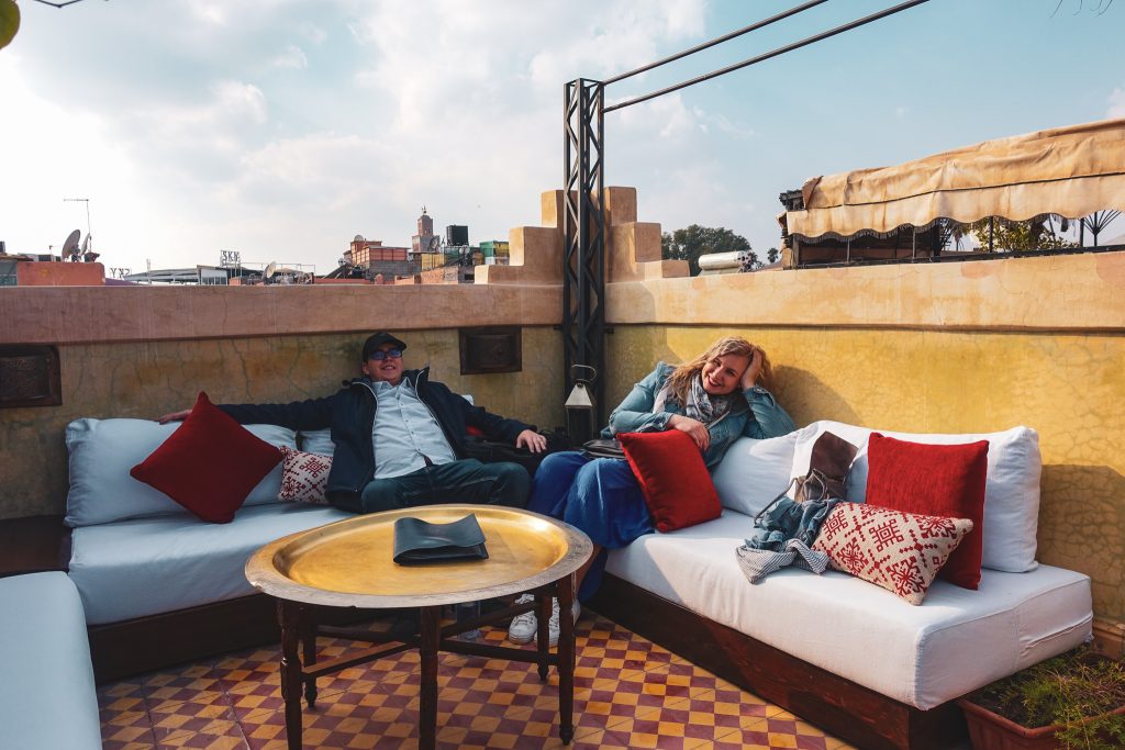 Bazi a Domi sedia na gaučoch na strešnej terase nášho hotela