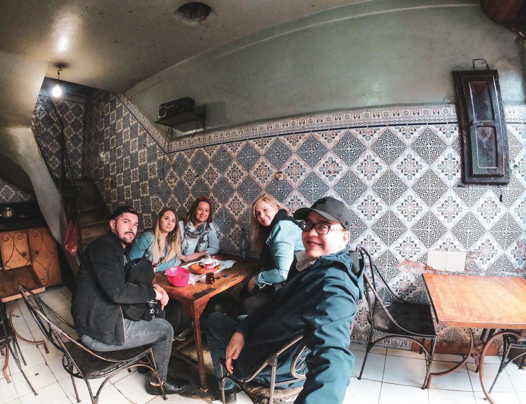 Selfie nás piatich v jednom z podnikov v Mechoui Alley