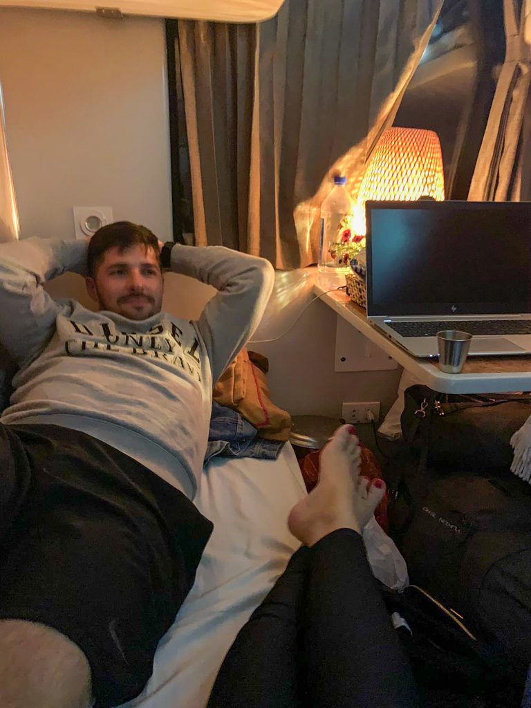 Igor leží vo vlaku na posteli, vedľa neho počítač a lampa moje nohy vidieť