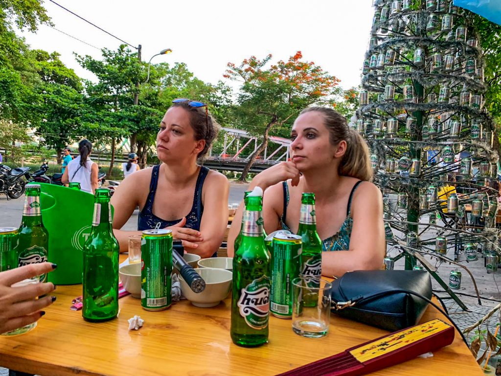 Sedíme na terase baru, pred nami pivá a smutne pozeráme do neurčita. 