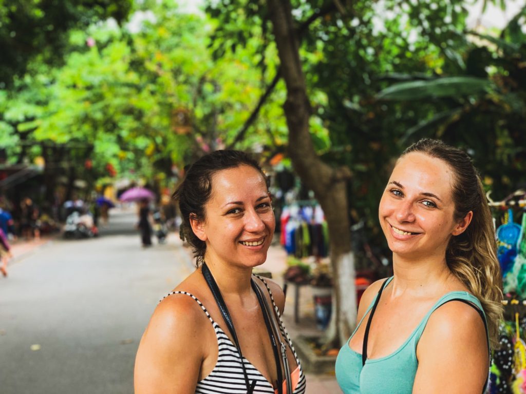 Ja a Miška lesklé od potu na ulici v meste Hoi An, Vietnam