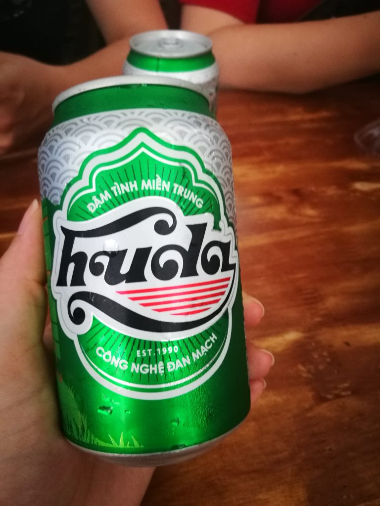 Plechovka vietnamského piva zeleno-strieborná s čiernym nápisom huda