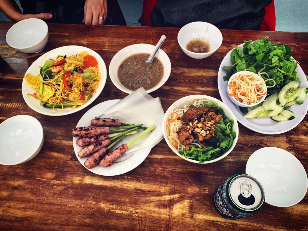 Stôl s vietnamským jedlom