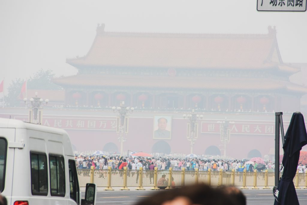 Z diaľky fotené námestie Tchien-an-men celé zahalené v smogu