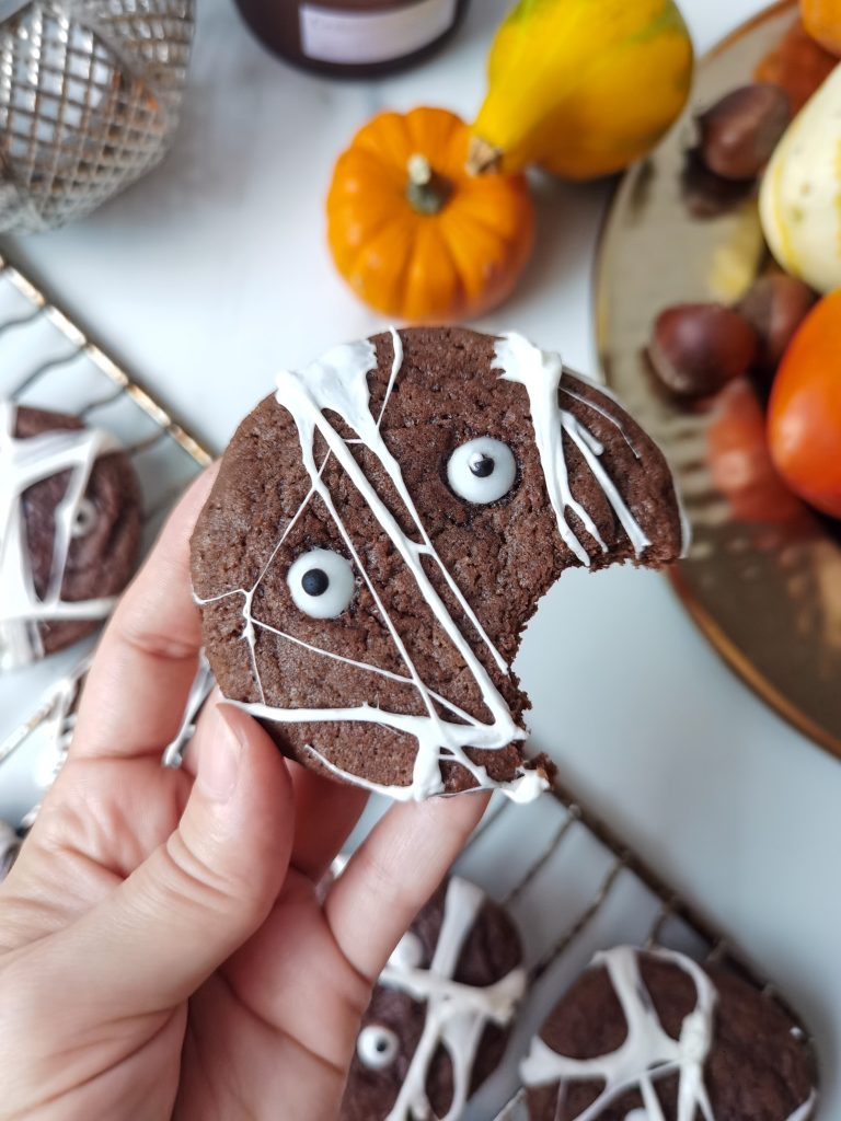 Halloweensky cookie hnedý z ktorého je už odhryznuté