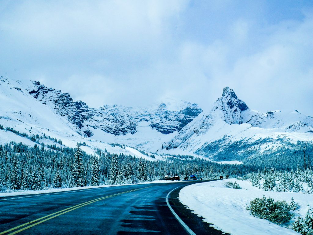 Hory obklopujúce cestu Icefield Parkway medzi mestami Banff a Jasper