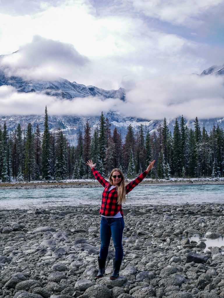 Šťastná Simona pri rieke v Rocky Mountains, Kanada