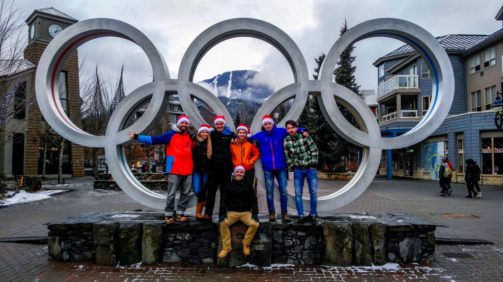7 Slovákov v meste Whistler pózujeme pri olympijských kruhoch