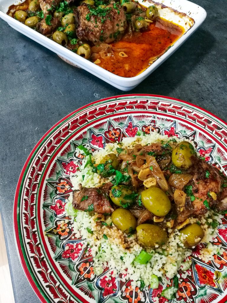 Marocké kura na tanieri, v pozadí jenská misa so zvyškom