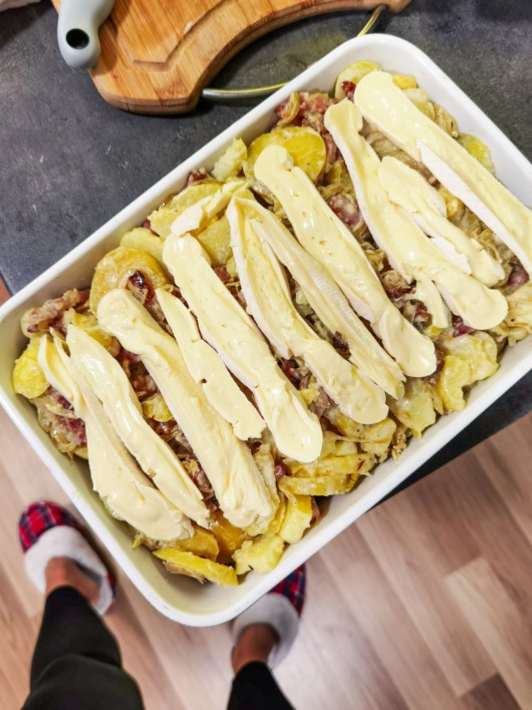 Syr pokrývajúci zemiaky v jenskej mise asi z 80-tich percent