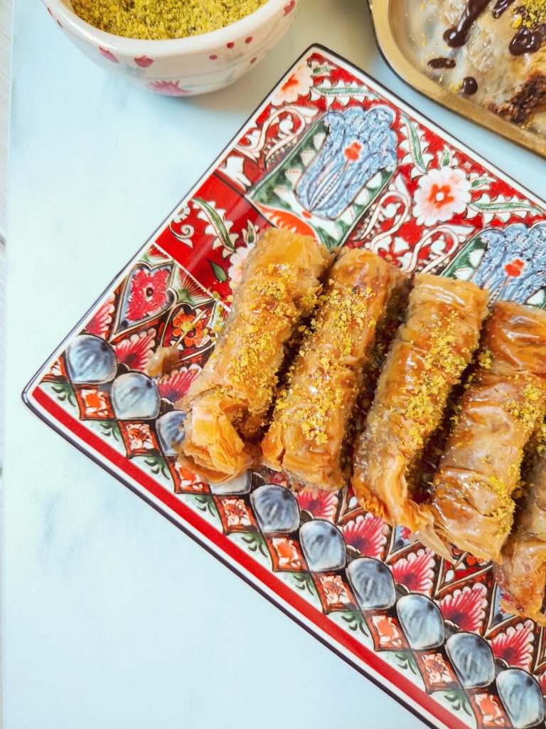 Baklava rollky servírované na dubajskej tácke