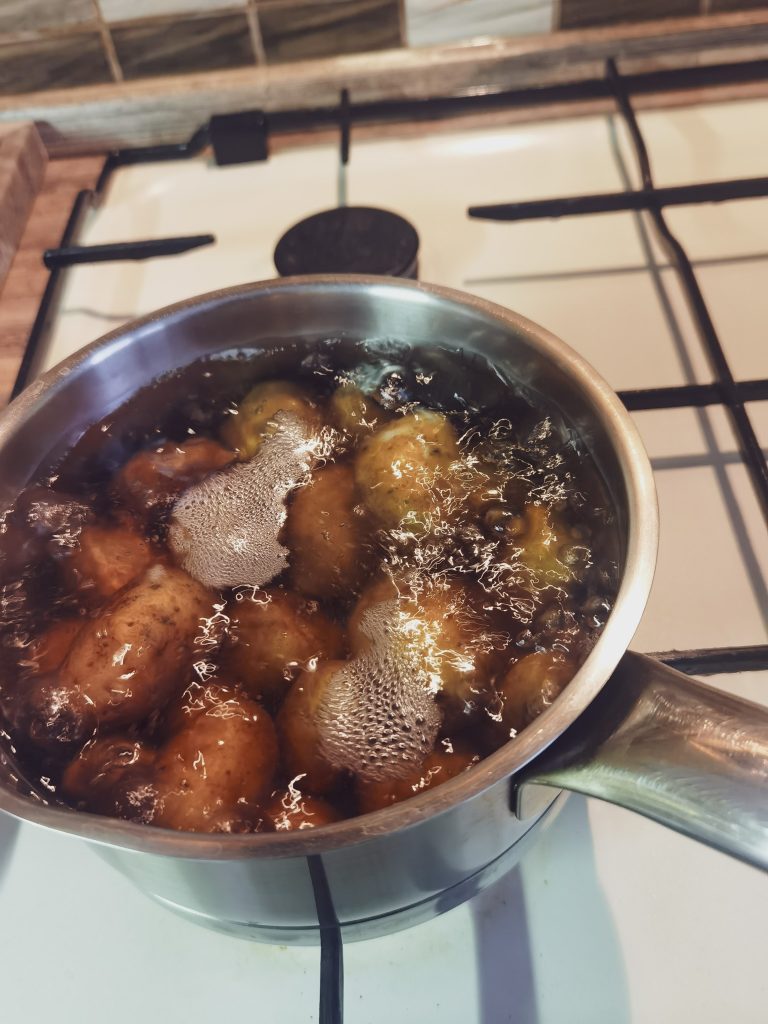 zemiaky v hrnci