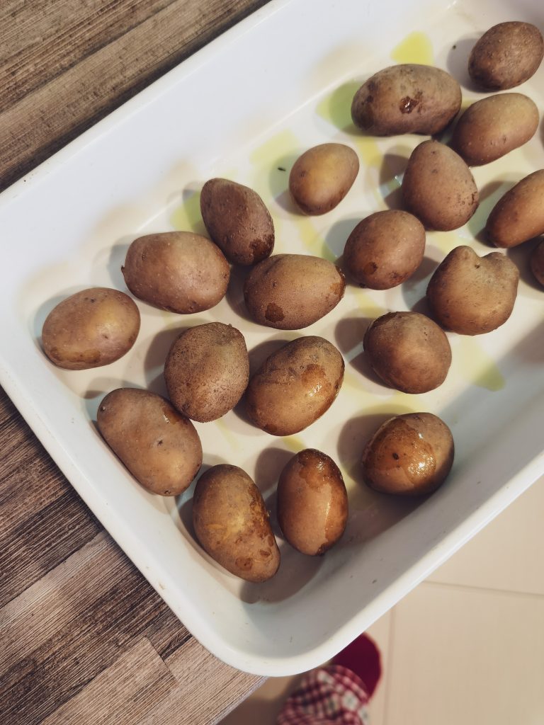 zemiaky v jenskej mise pokvapkané olivovým olejom