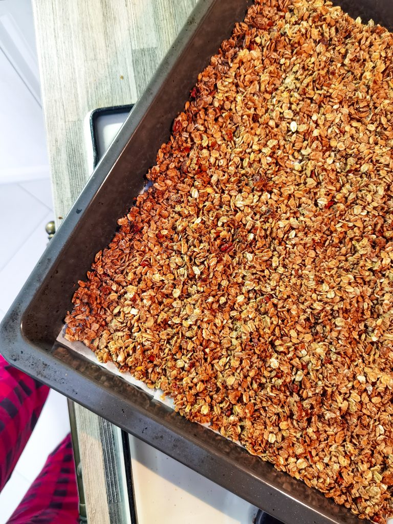 hotová zlatavá domáca granola na plechu