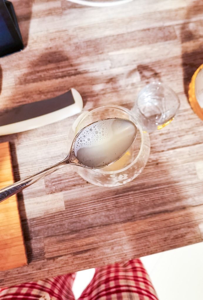 lyžička s citrónovou šťavou nad pohárom