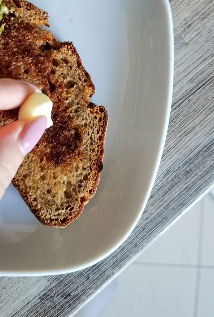 strúčik cesnaku nad opečeným chlebom