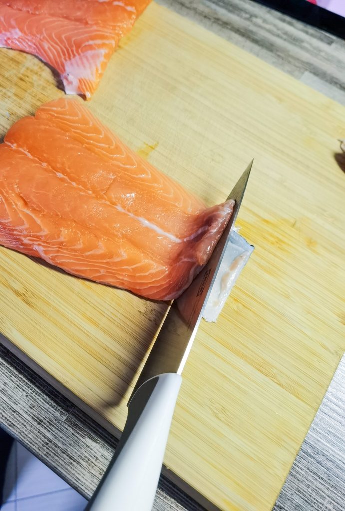 nožík na lososovi počas odkožovania