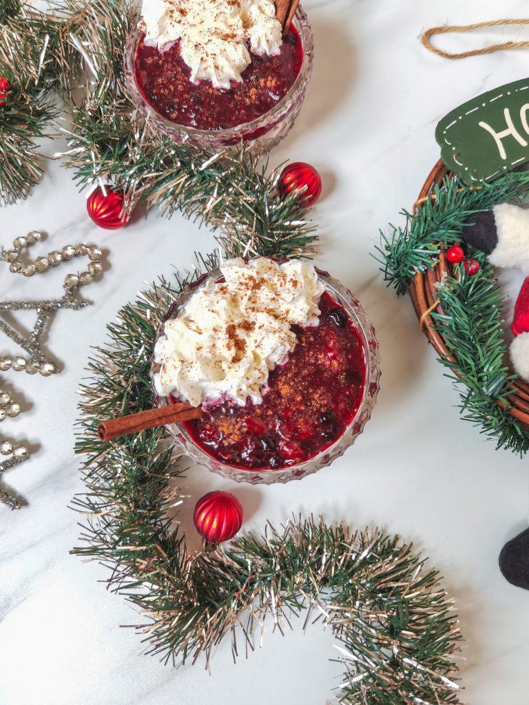 nepečený cheesecake so šľahačkou a škoricou pri vianočných ozdobách
