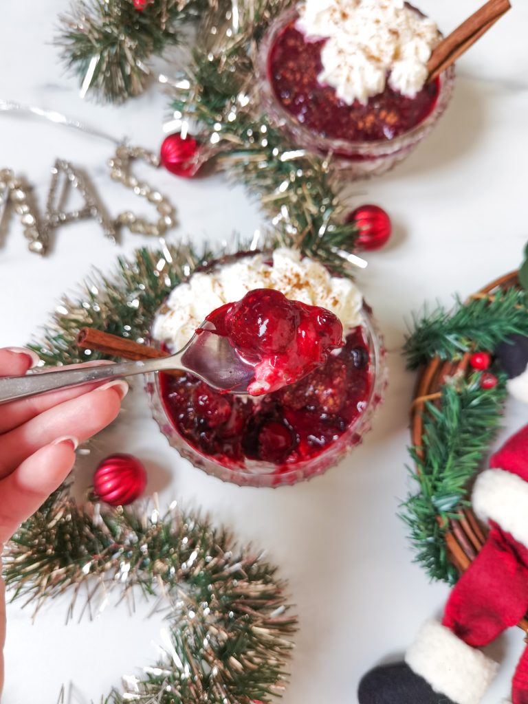 nepečený cheesecake na lyžičke so šľahačkou a škoricou pri vianočných ozdobách
