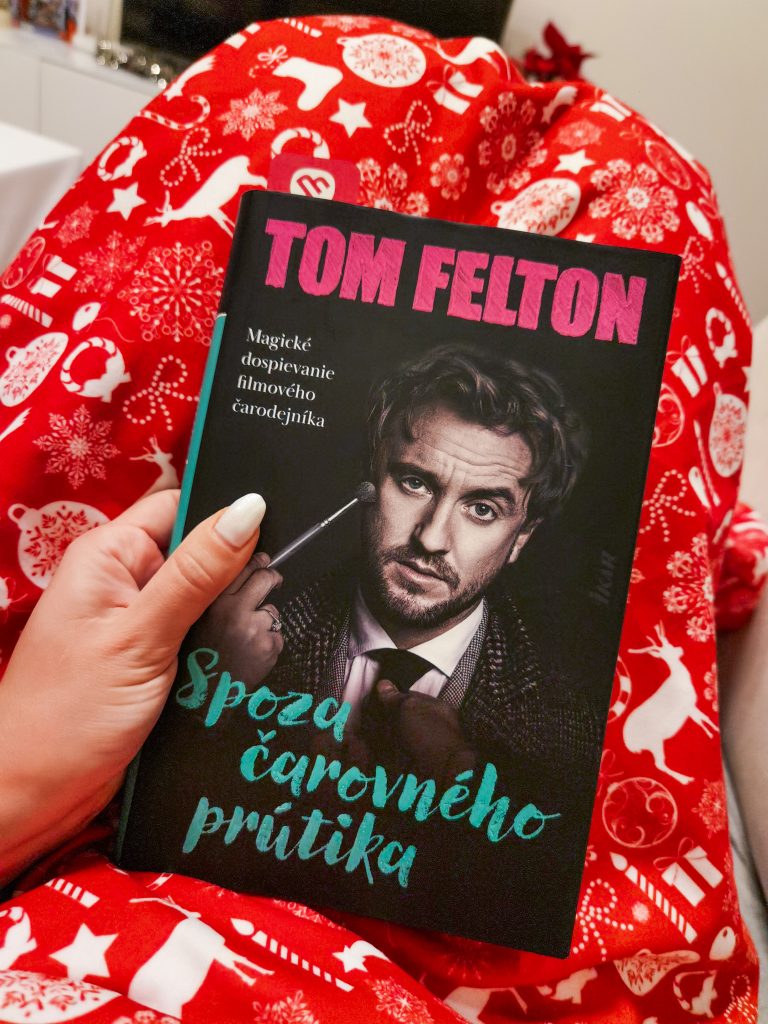 Knižka Tom Felton - Spoza čarovného prútika na vianočnej červeno-bielej deke