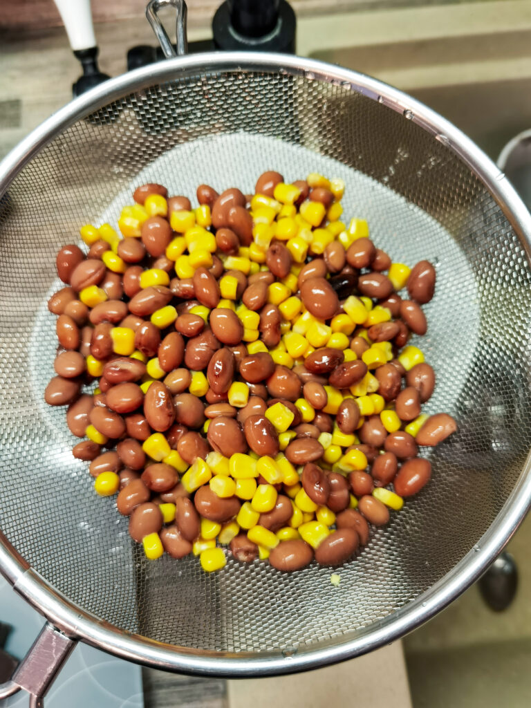 konzervová kukurica a fialová fazuľa v sitku