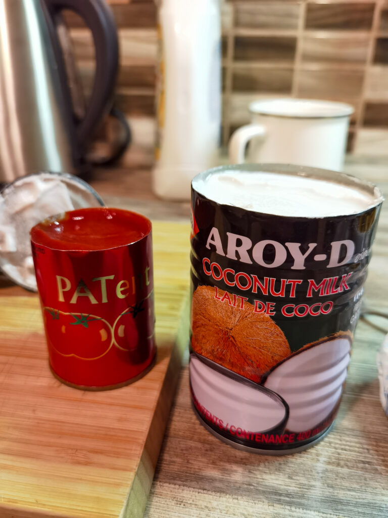 PATent rajčinový pretlak a kokosové mlieko značky AROY-D otvorené konzervy