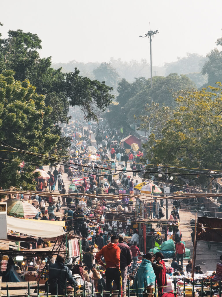 Ulica s trhom zaplnená ľudmi, fotené zvrchu