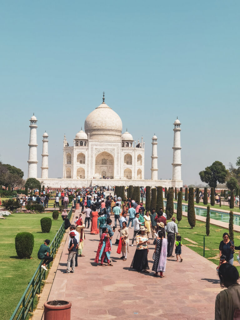 Taj Mahal v pozadí a na cestičke k nej vedúcej kopec ľudí