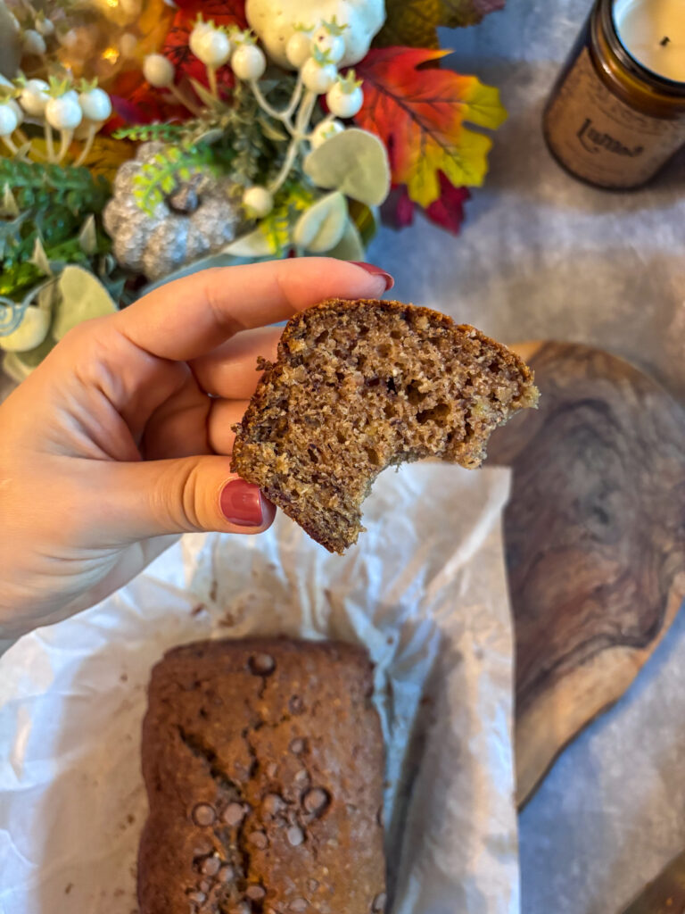 kúsok odhryznutého banánové chlebíka v ruke