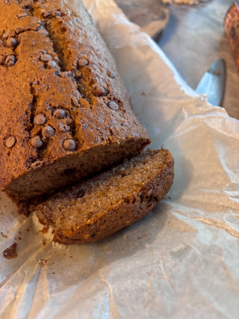 Banánový chlebík, jeden kúsok odkrojený