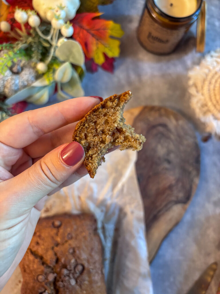 malinký kúsok odhryznutého banánového chlebíka