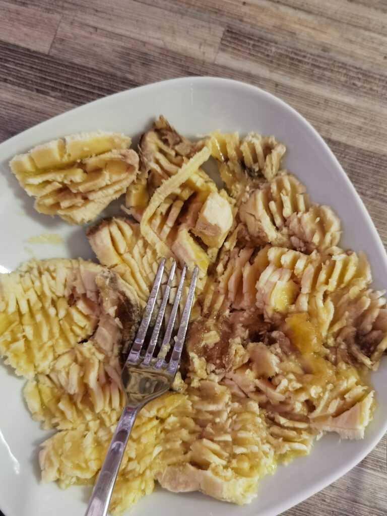 rozlačené banány na tanieri s vidličkou