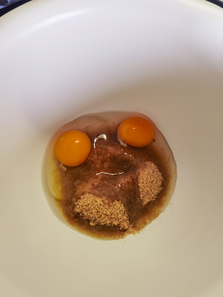 dve vajcia a cukor v jednej miske