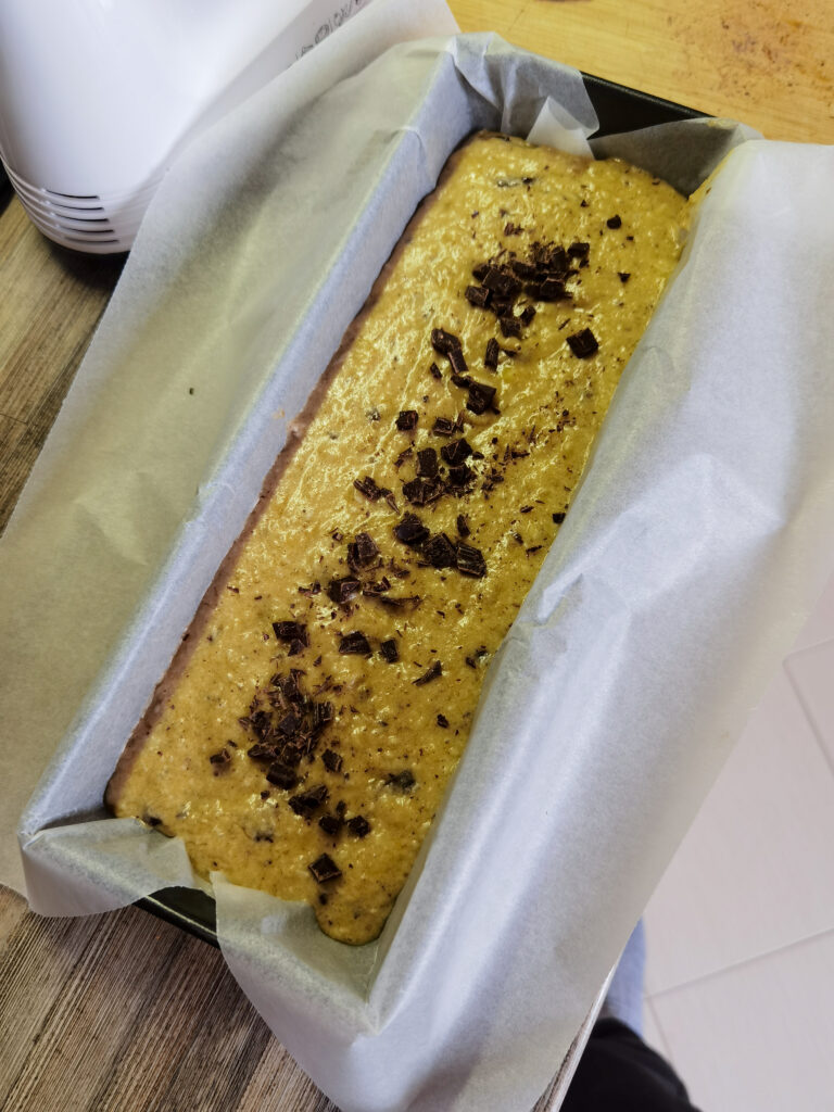 banánový chlieb v chlebíkovej forme vystlanej pečiacim papierom