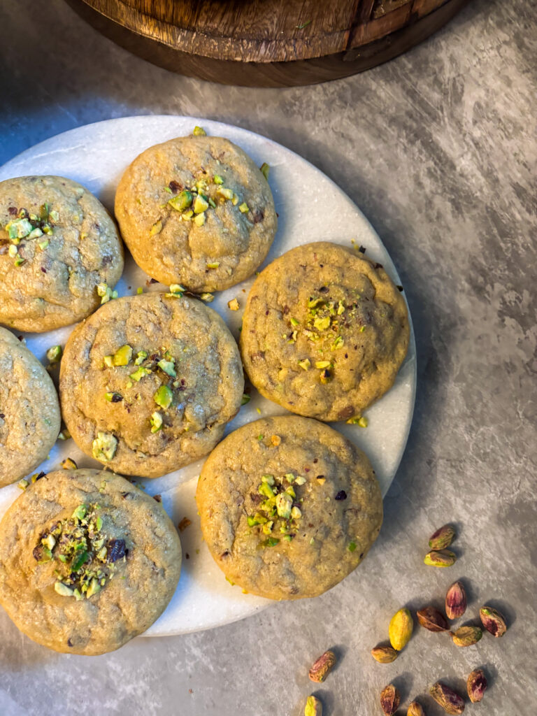 pistáciové cookies servírované na bielej mramorovej tácke