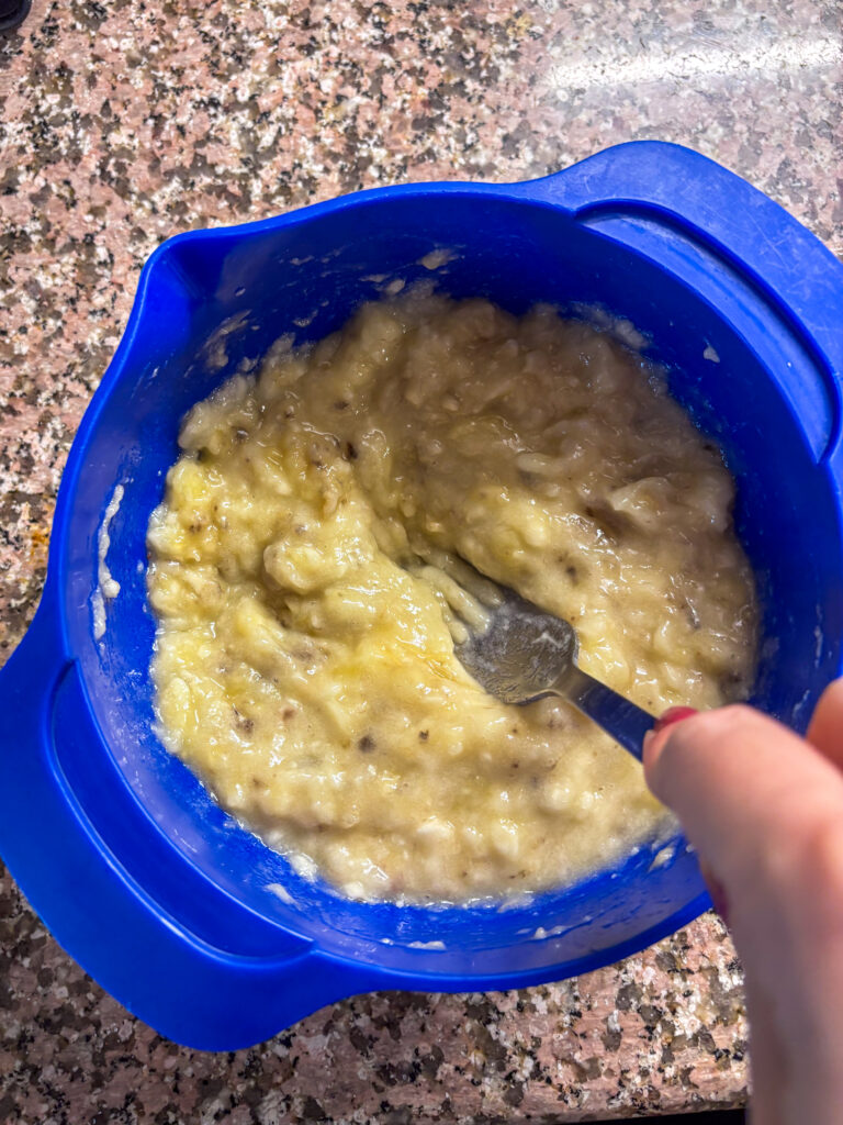 plne roztlačené banány v miske